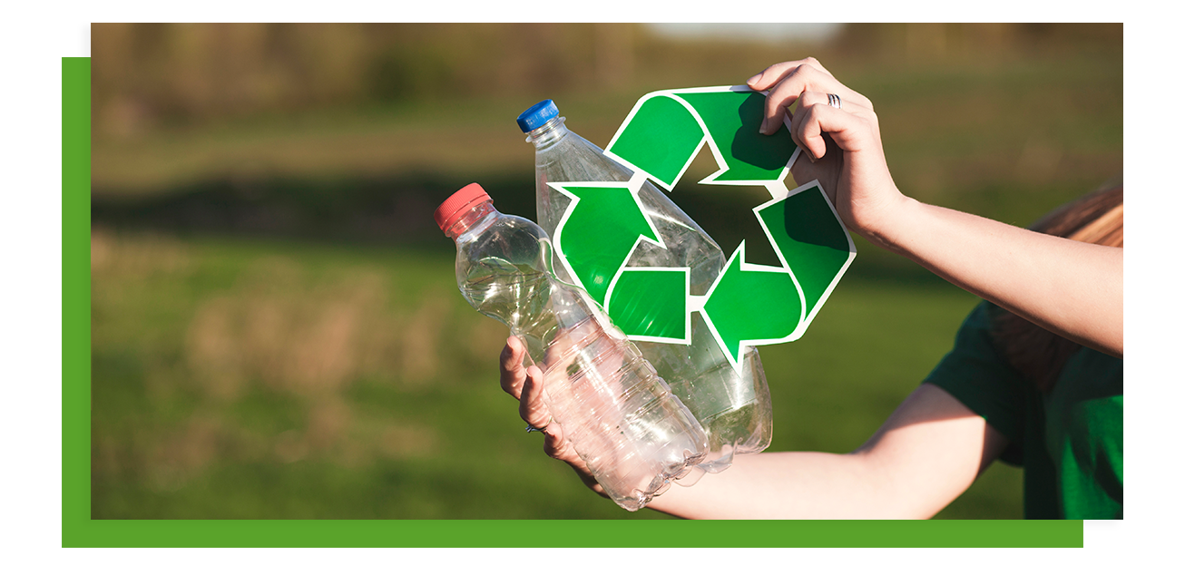 Aparece una mujer sosteniendo 2 botellas de plástico y un icono de reciclaje